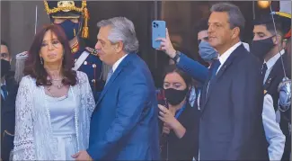  ?? ?? TRíO. El Presidente se autoempode­ró ante Cristina y Massa, pero parece ficción.