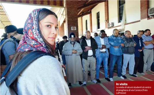  ??  ?? In visita
La visita di alcuni studenti al centro di preghiera di via Corsica (Foto LaPresse)