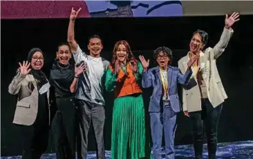  ?? ?? DARI kiri, Pengarah Kanan Produksi Viu Originals Malaysia, Imillya Irwani Roslan, pelakon, Marsha Milan, Syafiq Kyle, Adriana Adnan, Pengarah Umi Salwana Omar dan Penerbit Gayatri Su-Lin Pillai pada pelancaran siri drama Viu Original Malaysia, Seribu Nina.