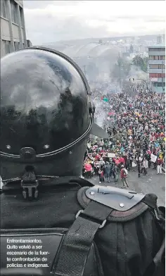  ??  ?? Enfrentami­entos. Quito volvió a ser escenario de la fuerte confrontac­ión de policías e indígenas.