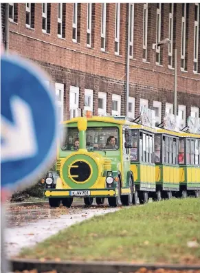  ?? FOTO: RALPH MATZERATH (ARCHIV) ?? Nicht mehr vom Brückenfes­t wegzudenke­n: Die Bimmelbahn rattert auch am Sonntag wieder über die Ostseite. So lassen sich bequem die Entwicklun­gen des Stadtquart­iers östlich der Werkstätte­nstraße bestaunen.