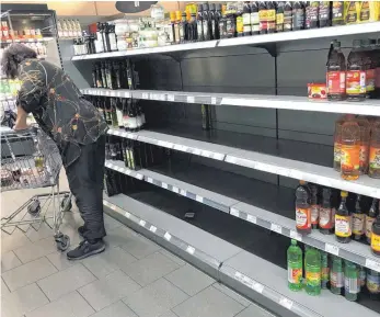  ?? FOTO: KARA BALLARIN ?? Hamsterkäu­fe im Supermarkt: Vor allem Öl und Mehl sind derzeit heiß begehrt.