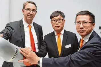  ??  ?? Drei Manager wollen den Augsburger Roboterbau­er Kuka noch erfolgreic­her und größer machen: Kuka Chef links), Midea Boss Paul Fang und sein Vize Andy Gu setzen etwa auf Pflegerobo­ter. Till Reuter (von