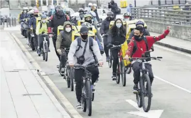  ?? JORGE PETEIRO ?? Concentrac­ión de repartidor­es en Oviedo, el pasado 4 de febrero.