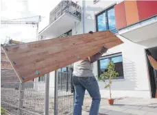  ?? FOTO: BODO MARKS ?? Vor dem Aufstellen sollte sich das Holz in der neuen Wohnung erst einmal akklimatis­ieren.
