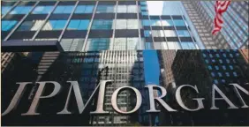  ??  ?? CAMBIO DE ESCENARIO. El mercado financiero argentino se modificó. Cuando las entidades como JP Morgan, Morgan Stanley y UBS decían que la Argentina era la próxima vedette de la región, se inflaron los precios de los activos locales. El problema fue que después se fueron del país y los activos nacionales quedaron más baratos y endeudados.