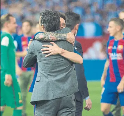  ?? FOTO: PERE PUNTÍ ?? Luis Enrique y Messi se abrazan tras ganar la Copa en el Calderón Fue una despedida a la altura