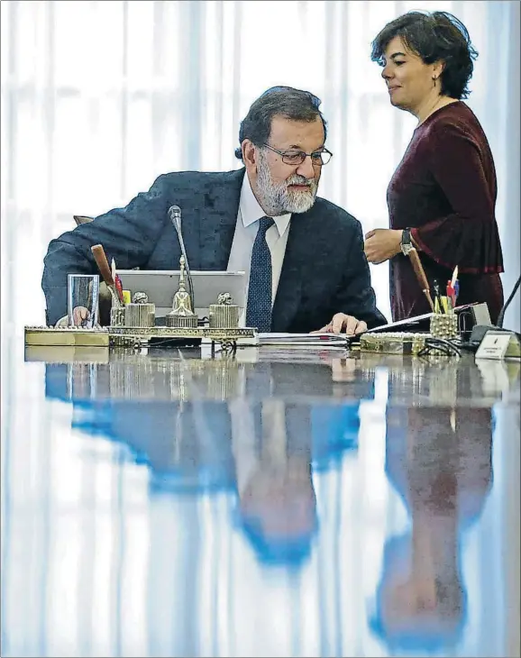  ?? POOL / REUTERS ?? El presidente Rajoy y la vicepresid­enta Sáenz de Santamaría, ayer en el curso del Consejo de Ministros que aprobó la aplicación del 155