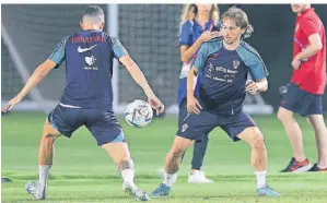  ?? FOTO: GORAN STANZL/PIXSELL/IMAGO ?? Kroatiens Superstar Luka Modric, hier im Training mit Ivan Perisic, hat keine Angst vor dem Duell mit Brasilien.