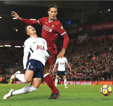  ?? PAUL ELLIS/AFP ?? BERBUAH PENALTI: Erik Lamela mengerang kesakitan setelah berbentura­n dengan Virgil van Dijk di Anfield kemarin dini hari WIB (5/2).