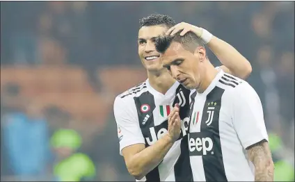  ?? FOTO: AP ?? Cristiano Ronaldo felicita a Mario Mandzukic El portugués y el croata anotaron los dos goles de la Juve en San Siro