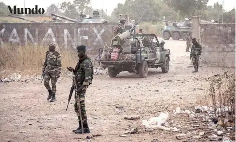  ?? FOTO: AP ?? Soldados senegalese­s resguardan un punto de seguridad en la frontera entre Gambia y Senegal.