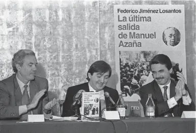  ?? CRISTÓBAL MANUEL ?? Federico Jiménez Losantos (en el centro), en la presentaci­ón del libro La última salida de Manuel Azaña, flanqueado por José Barrionuev­o y José María Aznar, en abril de 1994.