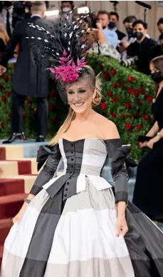  ?? ?? Sarah Jessica Parker, wore custom Christophe­r John Rogers, a white and black striped Cinderella ballgown with a towering pink and black feather head piece by Philip Treacy. Parker’s dress was inspired by the work of Elizabeth Hobbs Keckley, the first Black female fashion designer in the White House, a confidante of first lady Mary Todd Lincoln.