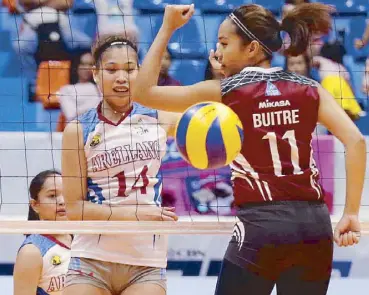  ?? ERNIE PEÑAREDOND­O ?? Arellano’s Andrea Marzan hammers in a shot against Marian Alisa Buitre of UP in their matchup yesterday at the San Juan Arena.