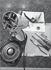  ?? [ALAN D. MILLER/DISPATCH PHOTOS] ?? LEFT: The repaired Sunbeam Mixmaster RIGHT: Opening and cleaning the mixer