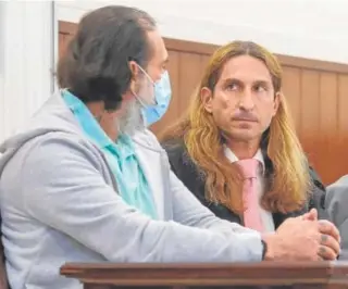  ?? // EFE / JULIÁN PÉREZ ?? El acusado (izquierda) charla con su abogado durante el juicio