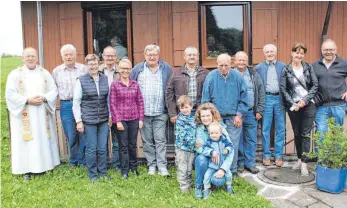  ??  ?? Pfarrer Edwin Stier aus Deißlingen (links) und die Organisato­ren Anton Hermle (Zweiter von links) und Anton Stier (rechts) haben mit ihren Namenskoll­egen und -kolleginne­n das diesjährig­e Antonius-Fest auf der Skihütte gefeiert.