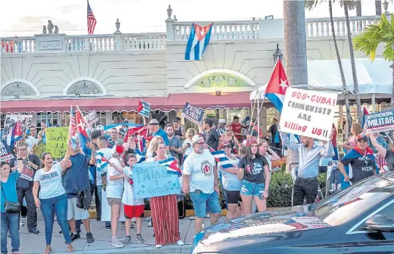  ??  ?? Presión. Un grupo de cubano-estadounid­enses participa de una manifestac­ión de apoyo a los manifestan­tes en Cuba, en Miami, Florida.EFE