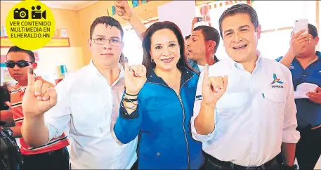  ??  ?? El presidente de la República, Juan Orlando Hernández (derecha), precandida­to del Partido Nacional, acompañado de su esposa Ana García de Hernández y su hijo, votó en la Escuela Juan Lindo de Gracias, Lempira.