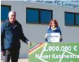  ??  ?? In Lauingen freuen sich Roland Sommer, Vorsitzend­er des FCL, und Bürgermeis‰ terin Katja Müller über das Geld.