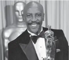  ?? THE ASSOCIATED PRESS FILES ?? Louis Gossett Jr. holds his Oscar for best supporting actor for his role in An Officer and a Gentleman in 1983.