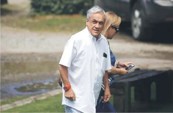  ??  ?? ► El presidente electo, Sebastián Piñera, durante su estadía en Bahía Coique.