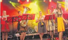  ??  ?? Die Girlieband „d’Geissa“aus dem Allgäu eröffnete den Abend.