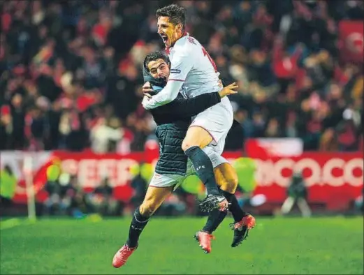  ?? CRISTINA QUICLER / AFP ?? “La magia de
Nervión”. El director deportivo del Sevilla, Monchi, divulgó en Twitter esta fotografía de Jovetic y Ben Yedder con la leyenda: “Hace menos de una semana no se conocían..., hoy parece que se hubieran formado en la carretera de Utrera......