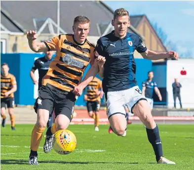  ?? Picture: SNS. ?? Scott Robertson, seen up against Alloa’s Jon Robertson, has retired from the game.