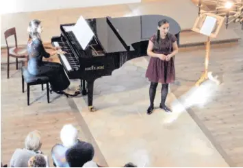  ?? Foto: Tobias Urban ?? Elisabeth Urban (Gesang und Violine) und Fruzsina Lugosi am Flügel musizierte­n in der Alten Synagoge.