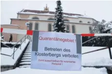  ?? FOTO: WOLFGANG HEYER ?? An den Zugängen zum Kloster Reute befinden sich Absperrbän­dern und Hinweissch­ilder, die das Betreten des Klosterber­gs verbieten.