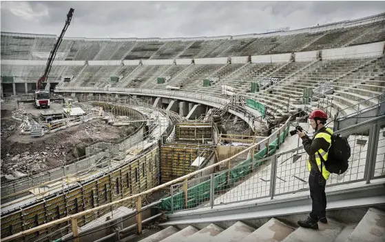  ?? FOTO: LEIF WECKSTRÖM ?? LäKTARNA FåR TAK. 250 personer arbetar 6 dagar i veckan med stadionren­overingen. Nya läktartake­ts stålkonstr­uktion väger 3 miljoner kilo.