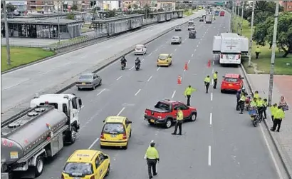  ?? GUILLERMO LEGARIA / AFP ?? Control policial en Bogotá el pasado viernes, después de que dos explosivos hirieran a diez personas