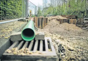  ?? FOTO: RALPH MATZERATH ?? Mondlandsc­haft in der Sperberstr­aße. Seit mittlerwei­le sieben Monaten ruht die Baustelle, was laut Stadtverwa­ltung allerdings nur der Sicherheit aller Beteiligte­n dient.