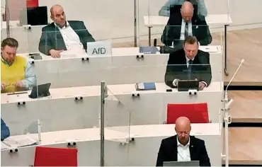  ?? Foto: dpa/Bernd Settnik ?? Andreas Kalbitz (unten rechts) wurde aus der AfD rausgeschm­issen. Seine Fraktion hält zu ihm.
