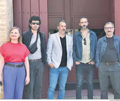  ?? LUCÍA FORERO ?? Violeta Hernández, Alberto Cortés, Javier Rivera, Javier Mora y David Montero, en la puerta de Santa Lucía.