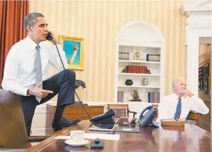  ?? PETE SOUZA/AFP ?? El presidente de EU junto a su segundo, Joe Biden, al hablar ayer con el líder republican­o John Boehner.