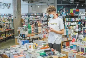  ?? VALÉRIAN MAZATAUD LE DEVOIR ?? L’absence de lancements de livre fait que des retards d’arrivée en librairie n’ont pas d’impact sur les ventes. Sauf peut-être pour les titres qui auront raté leur chance d’être de la fête du 12 août, la journée J’achète un livre québécois.