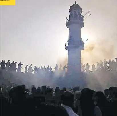  ?? RAZA AHMAD RUMI / TWITTER ?? A mob of about 1,000 people attacked the minority Ahmadiyya community’s mosque in Dulmial village, Pakistan, on Dec. 12.