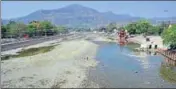  ?? HT PHOTO ?? Uttarakhan­d chief secretary and advocate general were to represent the Ganga, which is choking on toxic waste.