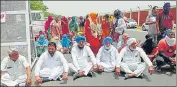  ?? HT PHOTO ?? Followers of Radha Soami Satsang Beas and residents during the protest on Saturday