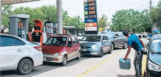  ?? ?? CRISIS. Autos hacen fila en una gasolinera para tratar de obtener combustibl­e, escaso tras las protestas por la crisis política.