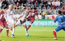  ?? LUIS NAVARRO. ?? El jugador mexicano Julio Cruz con la marca encima de Ronchetti.