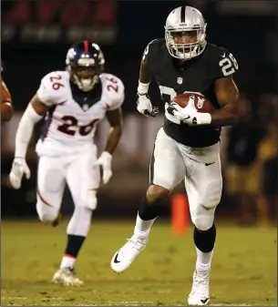  ?? NHAT V. MEYER/TRIBUNE NEWS SERVICE ?? Oakland Raider' Latavius Murray (28) breaks away for a long run against the Denver Broncos earlier this season at the Coliseum in Oakland.