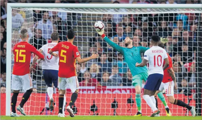  ??  ?? SALVADOR. De Gea logró frenar varias de las llegadas de Inglaterra gracias a sus paradas. En la imagen, el portero español evita un gol de Rashford.