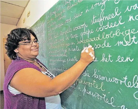  ?? /The Herald ?? Spelling it out: While the government encourages schools to implement its language policies, many classrooms around the country — particular­ly in the more expensive schools — still use English as their medium of instructio­n.