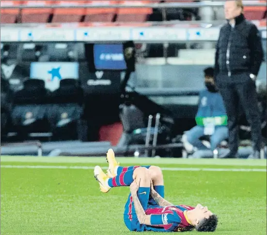  ?? ALEJANDRO GARCIA / EFE ?? La caída de Coutinho, jugador más caro de la historia del Barça, como símbolo de la crisis financiera del club blaugrana