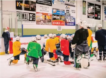  ?? —photo André Farhat ?? Despite a past few challengin­g weeks, the Hawks’ spirits are still high. Above, the current roster during practice on Monday.