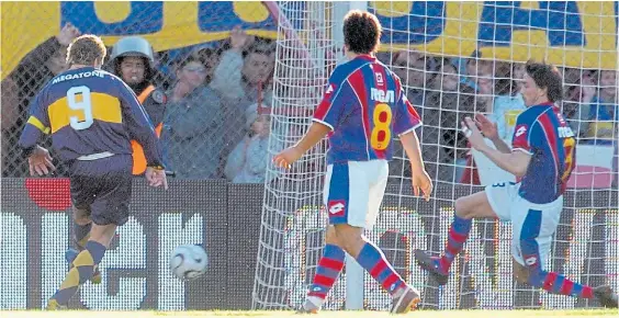  ??  ?? El último 7-1 de Boca. También como visitante, ante San Lorenzo, en 2006. Martín Palermo convirtió tres goles. Rodrigo Palacio hizo dos.